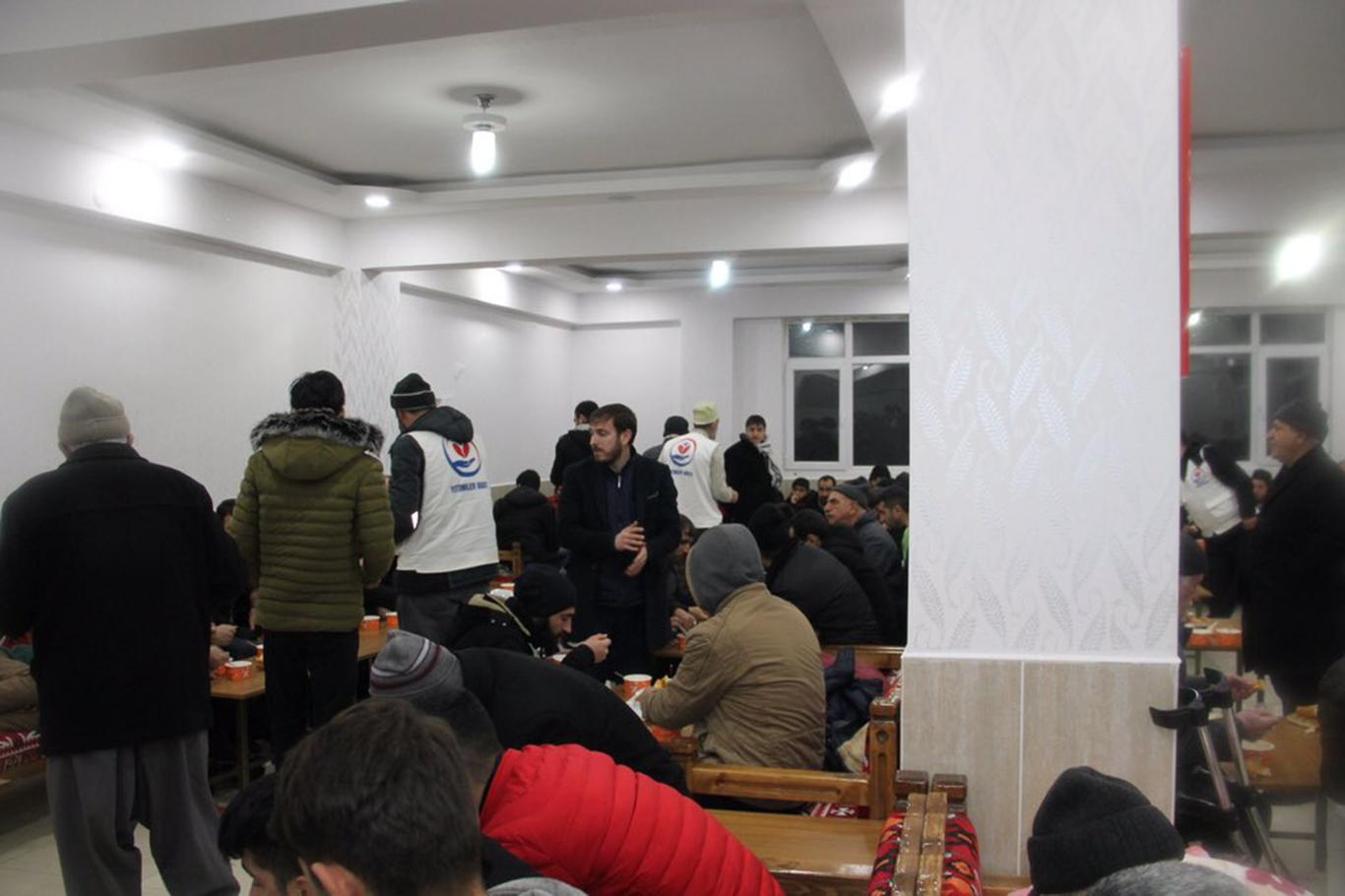Yetimler Vakfı ve Elâzığ Umut Kervanı deprem bölgesinde yardımlarına başladı